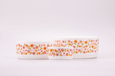 Grands saladiers vintage avec des motifs fleuris roses et orange de chez Arcopal Scania