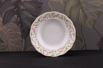 Assiette vintage creuse en porcelaine blanche avec des motifs fleuris de chez Wawel