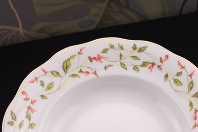 Assiette vintage creuse en porcelaine blanche avec des motifs fleuris de chez Wawel