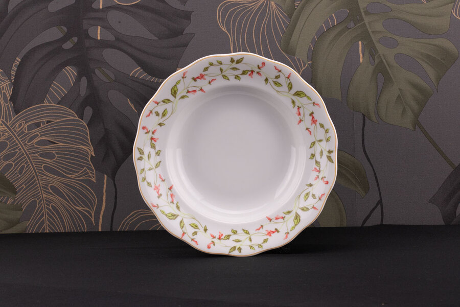 Assiette vintage creuse en porcelaine blanche avec des motifs fleuris de chez Wawel