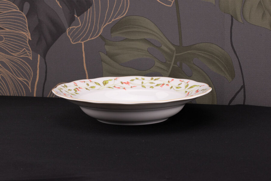 Assiette vintage creuse en porcelaine blanche avec des motifs fleuris de chez Wawel