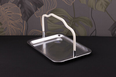Plateau vintage en inox avec une hanse en plastique de chez Demeyere