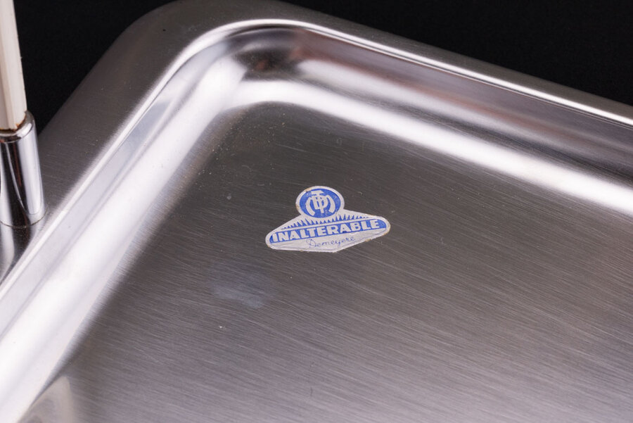 Plateau vintage en inox avec une hanse en plastique de chez Demeyere