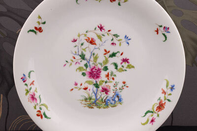 Grande assiette vintage en porcelaine de Limoges blanche avec des motifs fleuris