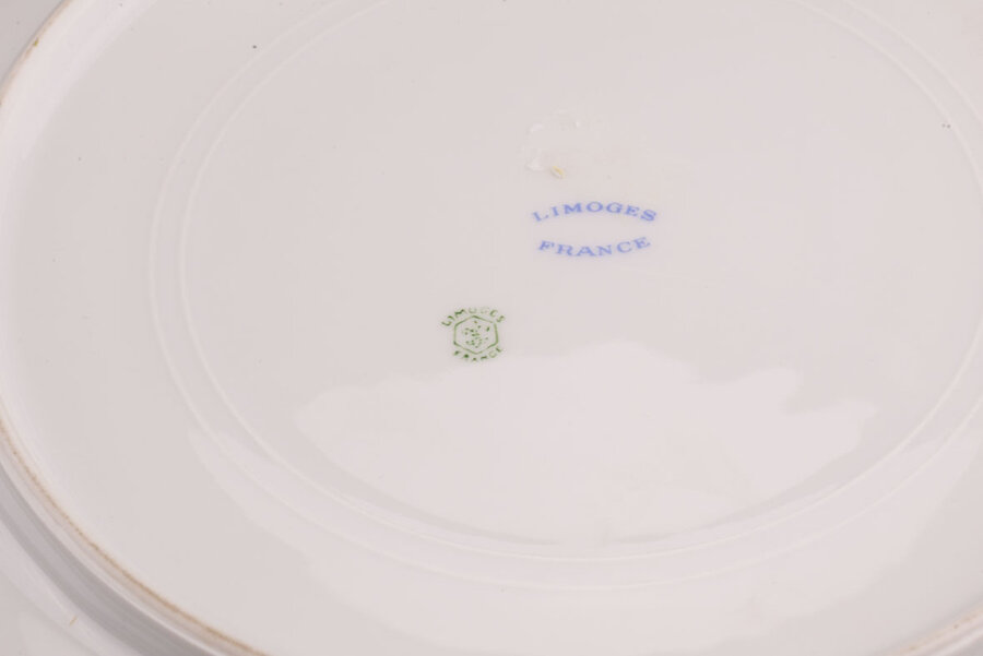 Grande assiette vintage en porcelaine de Limoges blanche avec des motifs fleuris