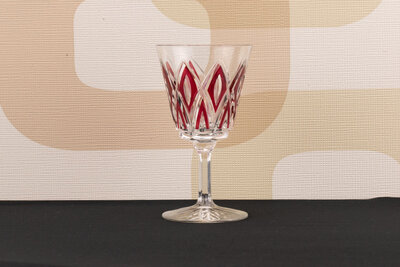 Verre à vin rouge vintage en verre ciselé de chez Arlequin