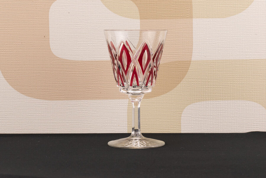 Verre à vin rouge vintage en verre ciselé de chez Arlequin