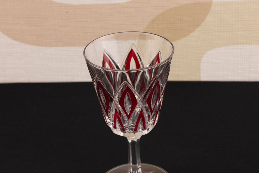 Verre à vin rouge vintage en verre ciselé de chez Arlequin