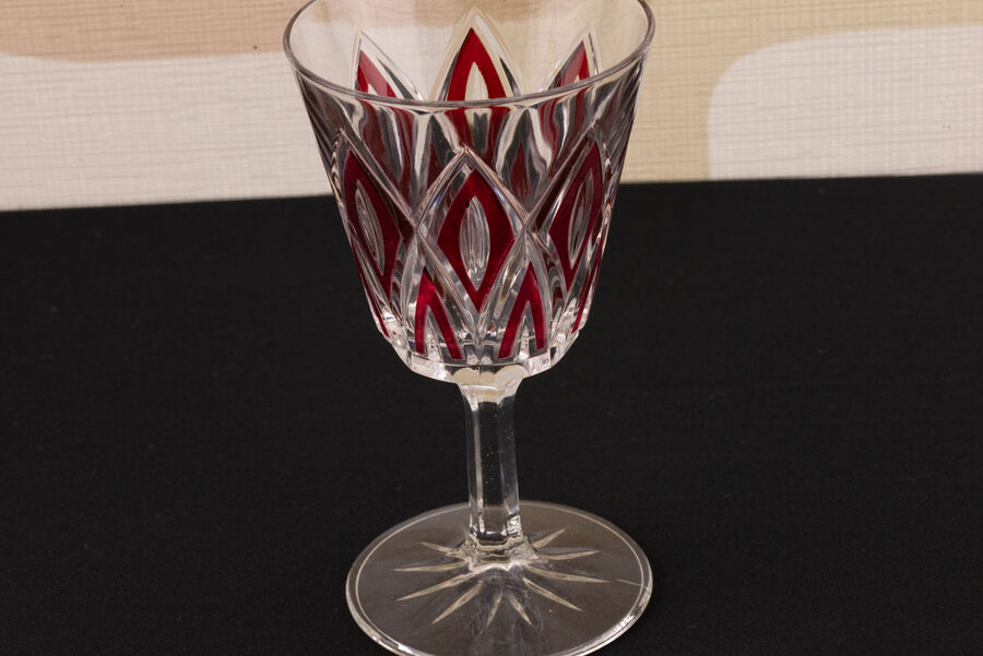 Verre à vin rouge vintage en verre ciselé de chez Arlequin