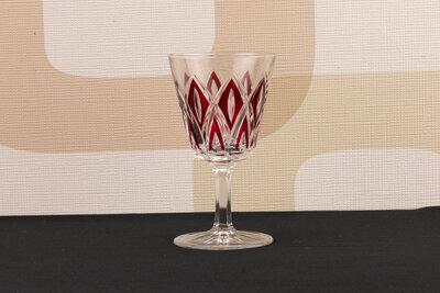 Verre à vin blanc vintage en verre ciselé de chez Arlequin