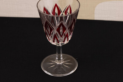 Verre à vin blanc vintage en verre ciselé de chez Arlequin