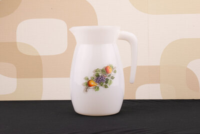 Petite carafe vintage en opaline blanche avec un motif de fruits de chez Arcopal Fruits de France 