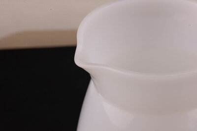 Petite carafe vintage en opaline blanche avec un motif de fruits de chez Arcopal Fruits de France 