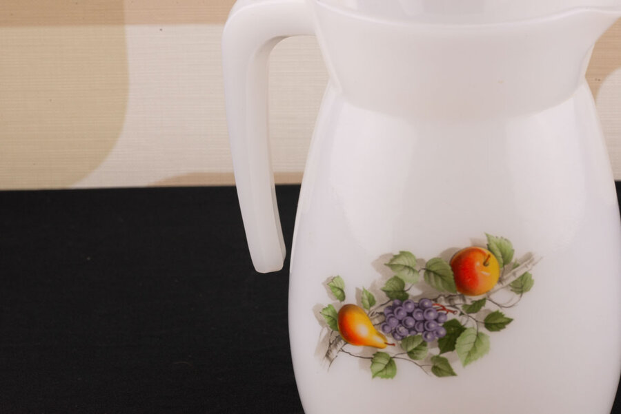 Petite carafe Arcopal Fruits de France avec décor floral 