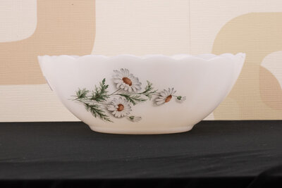 Saladier vintage en opaline blanche avec des marguerites de chez Arcopal