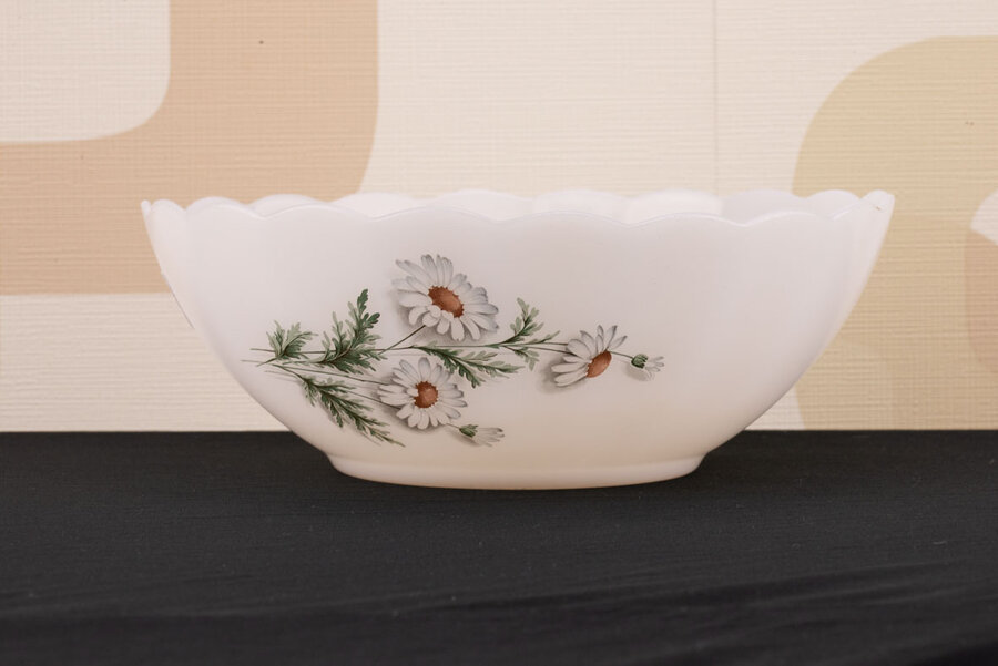 Saladier vintage en opaline blanche avec des marguerites de chez Arcopal