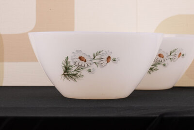2 saladiers vintage en opaline blanche avec un motif de fleur de chez Arcopal Marguerite 