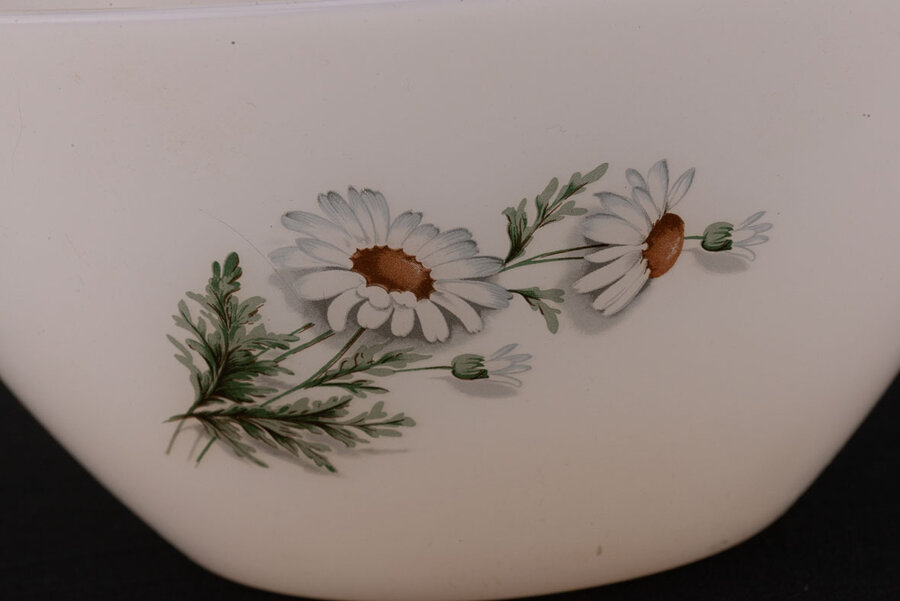 Saladier vintage en opaline blanche avec un motif de fleur de chez Arcopal Marguerite