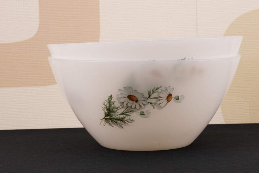 2 saladiers vintage en opaline blanche avec un motif de fleur de chez Arcopal Marguerite 