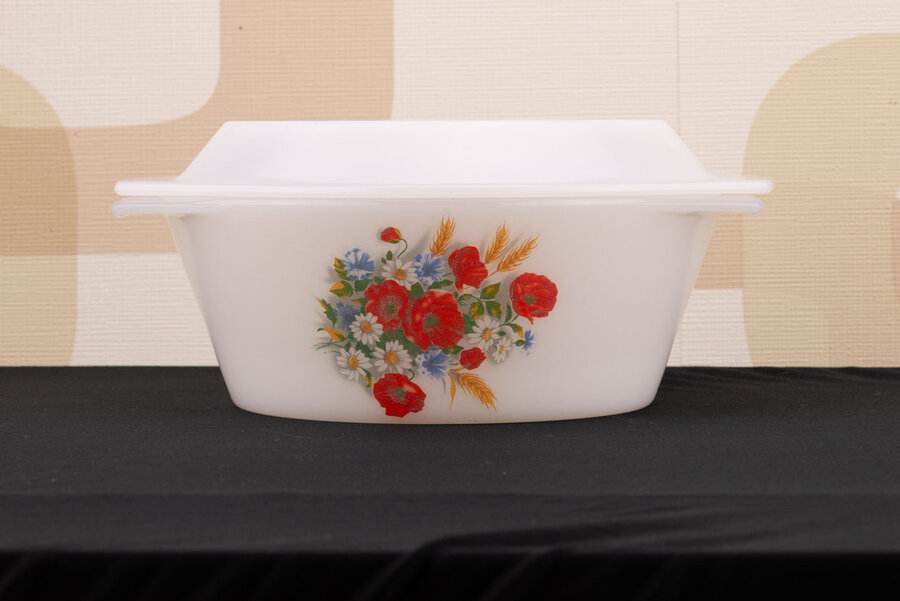 Cocotte vintage Arcopal Fleurs des champs en verre opale 