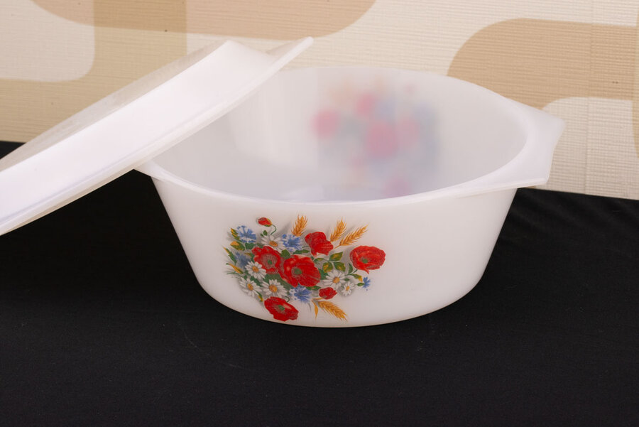 Cocotte vintage Arcopal Fleurs des champs en verre opale 