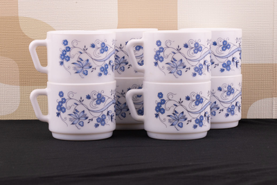 Tasse Arcopal Aster ornée de fleurs bleues 