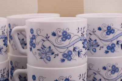 Tasse Arcopal Aster ornée de fleurs bleues 