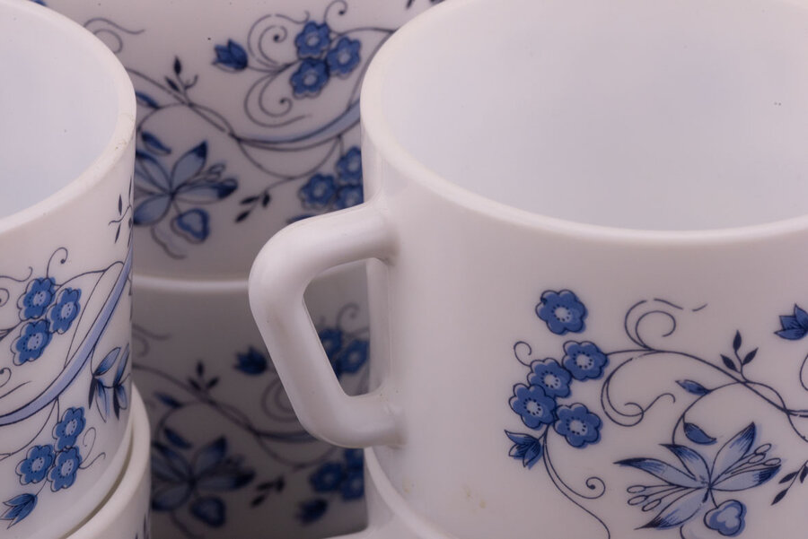 Tasse Arcopal Aster ornée de fleurs bleues 
