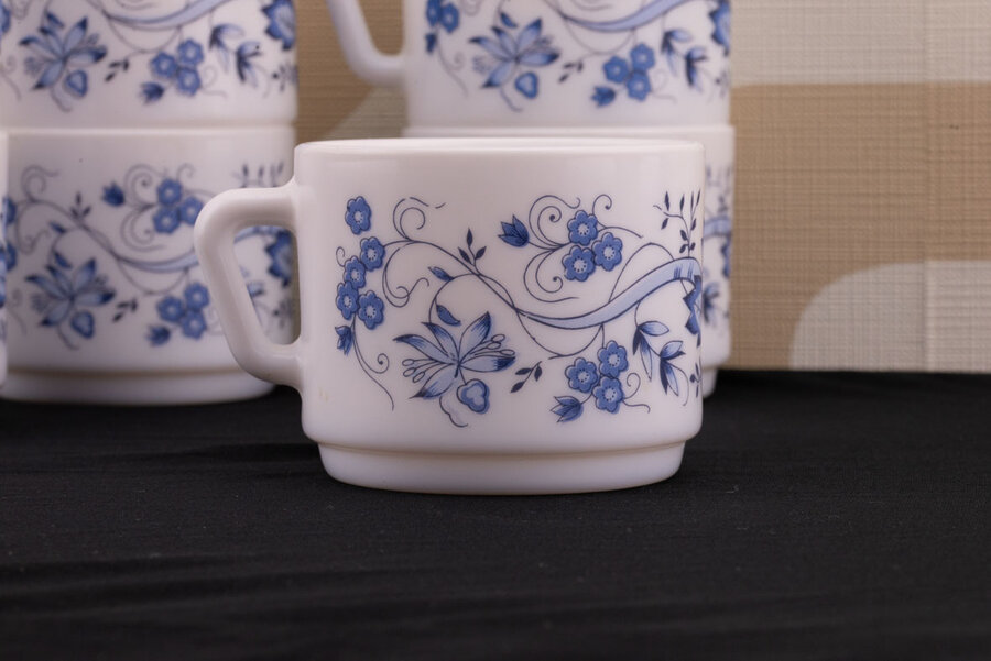 Tasse Arcopal Aster  ornée de fleurs bleues 