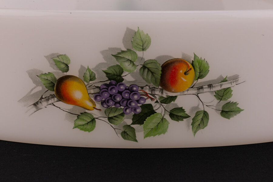 Plat cocotte Arcopal Fruits de France en verre opale ornée de fruits 