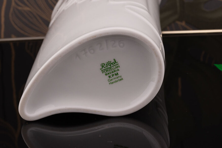 Vase en porcelaine Royal KPM Bavaria avec focus sur la marque 