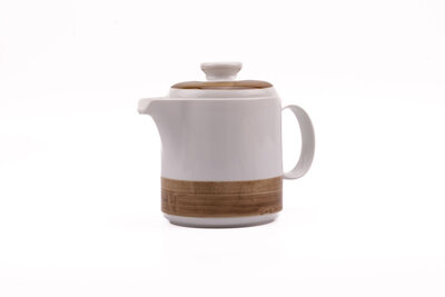 cafetière blanche avec bordure brune en porcelaine
