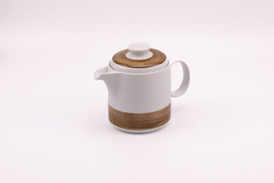 cafetière blanche avec bordure brune en porcelaine 