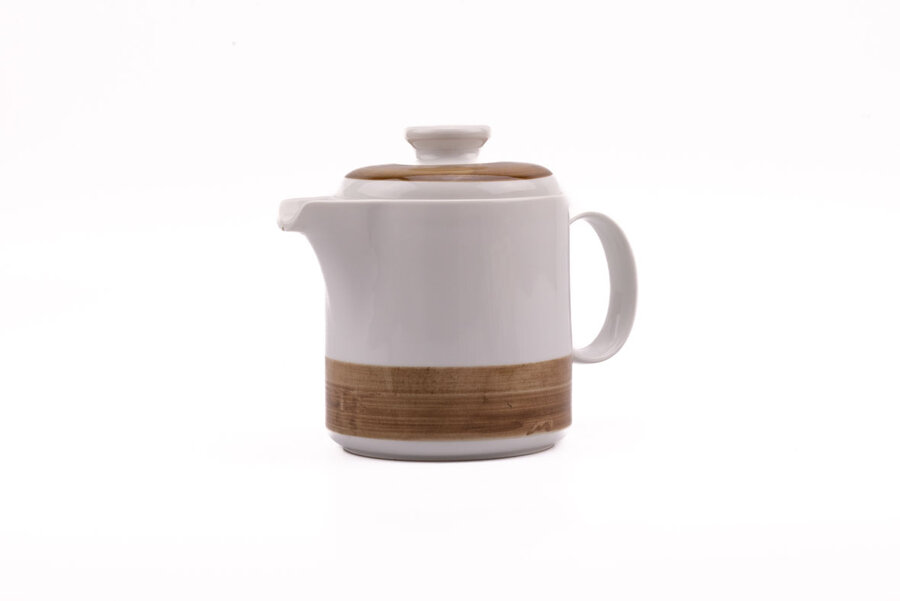 cafetière blanche avec bordure brune en porcelaine