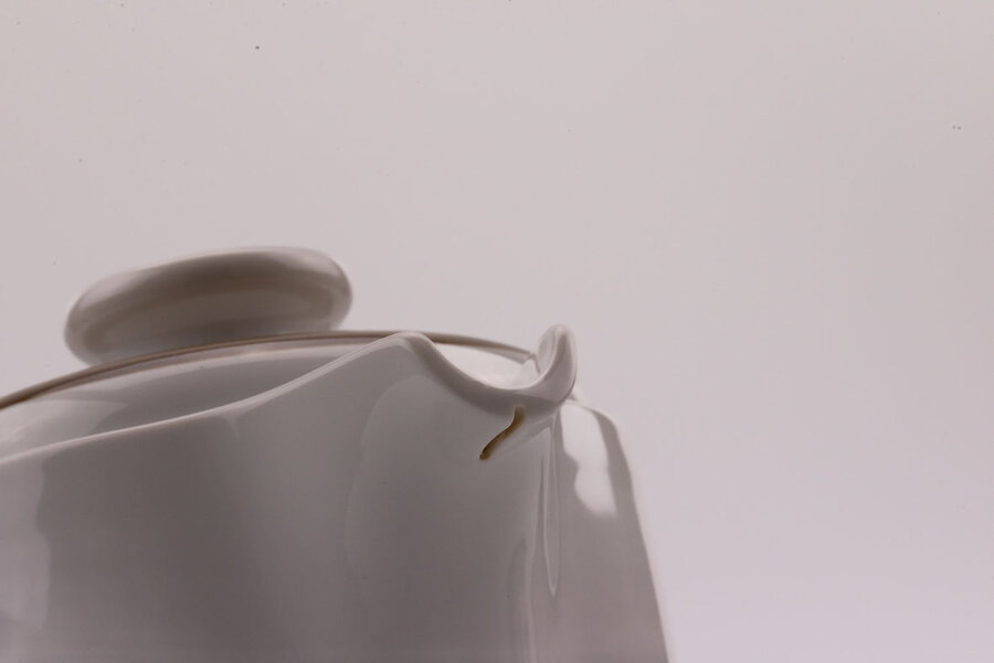 cafetière blanche avec bordure brune en porcelaine 