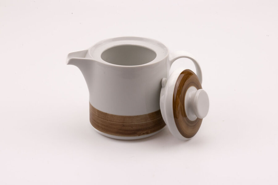 cafetière blanche avec bordure brune en porcelaine 