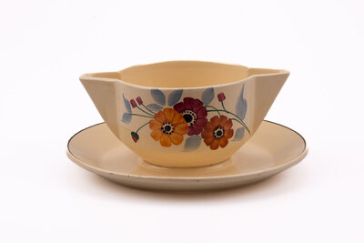Saucière en céramique blanche avec un motif de fleurs
