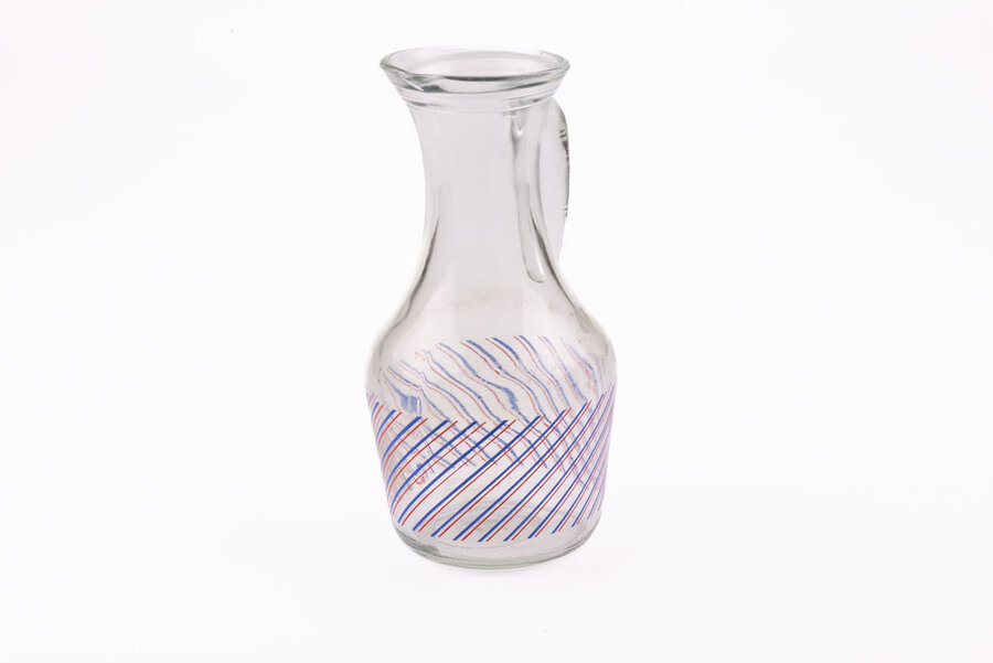 Carafe à eau en verre lignée rouge et bleu