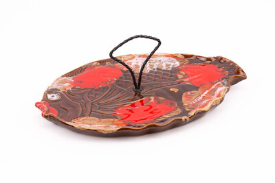 Plateau apéritif  vintage en forme de poisson en céramique émaillée rouge beige et brun