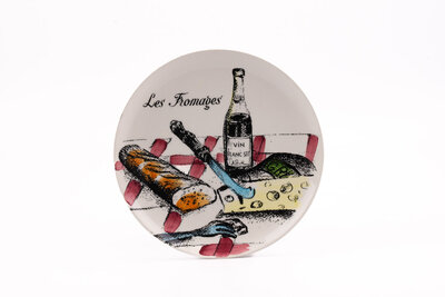 Assiette à fromage plate vintage en porcelaine blanche un dessin montrant une table dressée avec du pain et du fromage de la manufacture Gien