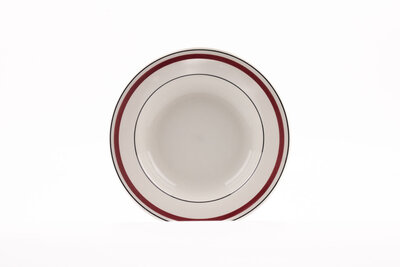 Assiette creuse vintage en porcelaine blanche avec un liseré rouge sur le contour de la manufacture Churchill
