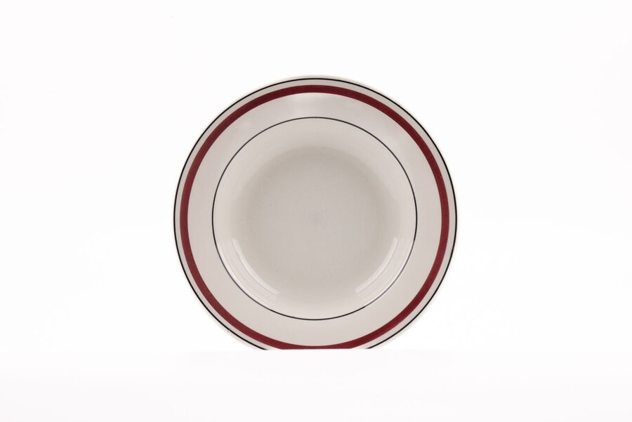 Assiette creuse vintage en porcelaine blanche avec un liseré rouge sur le contour de la manufacture Churchill