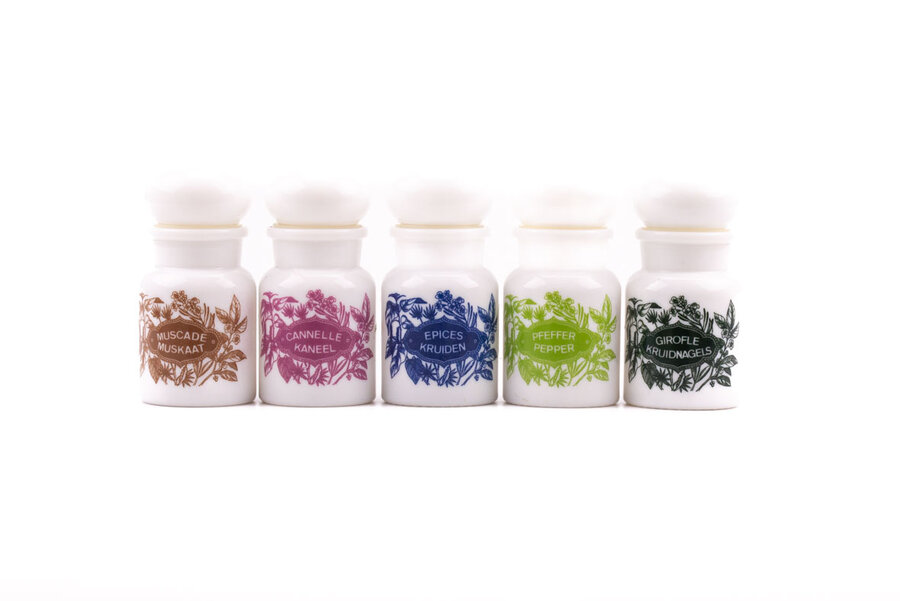 5 pots à épices en verre opaline