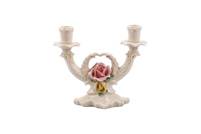 Chandelier porcelaine vintage avec un motif de fleur de chez Karl Ens
