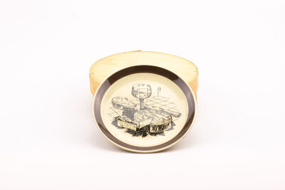 Assiette à fromage vintage en faïence avec des motifs noirs de la manufacture de Gien