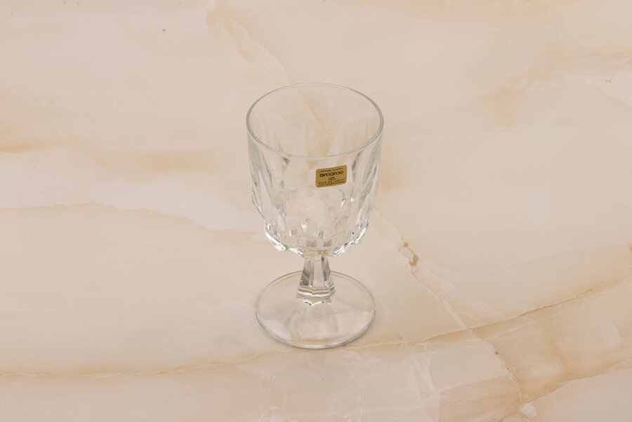 Verre à vin vintage en verre de chez Arcoroc