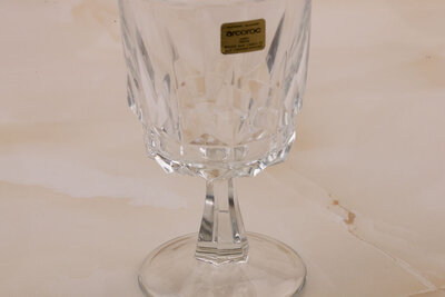 Verre à vin vintage en verre de chez Arcoroc