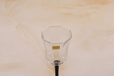 Verre à vin vintage en verre avec un pied noir de chez Luminarc Esso 