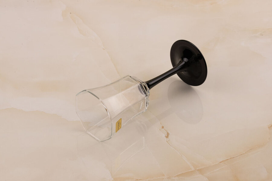Verre à vin vintage en verre avec un pied noir de chez Luminarc Esso 
