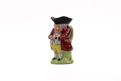 Pichet vintage en forme d'homme en porcelaine de chez Sitzendorf